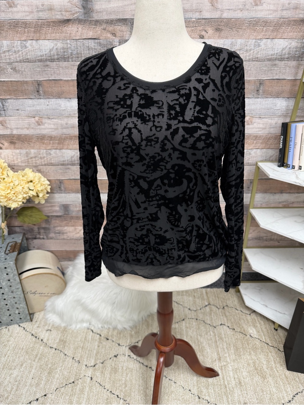 Simply Vera Black Velvet Floral Burnout Top L
